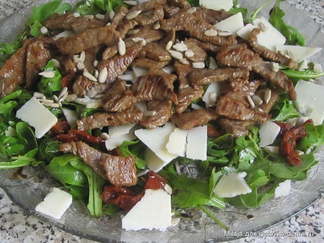10.07. Руккола с вялеными томатами, пармезаном и говядиной.JPG