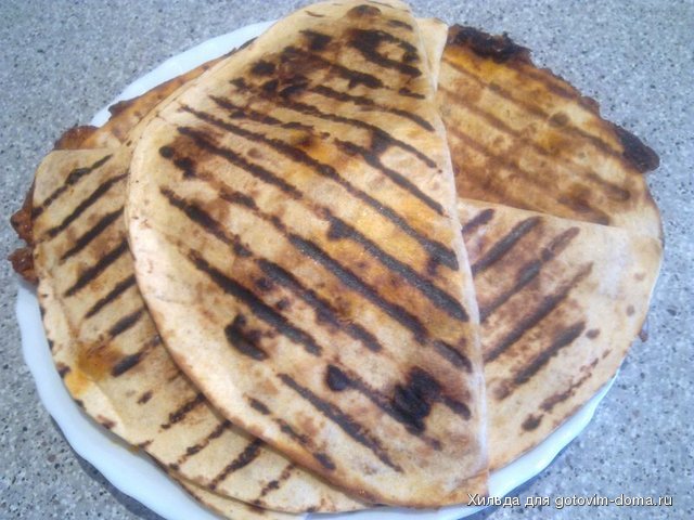Кесадилья с курицей и чеддером2.jpg
