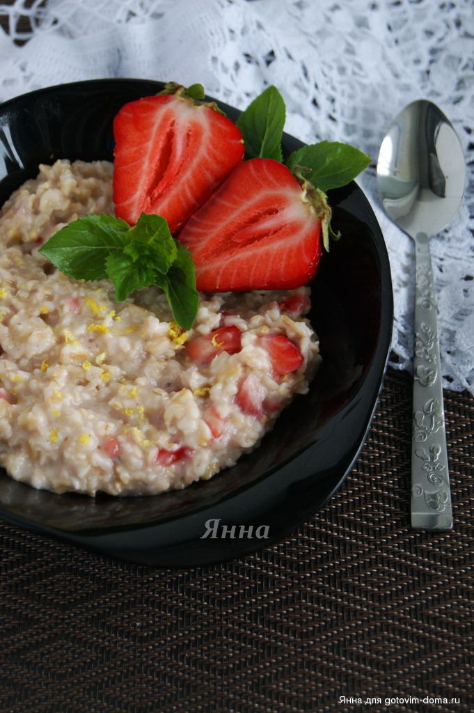 Овсяная каша с клубникой