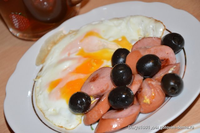 Яичница с сосисками и маслинами.JPG