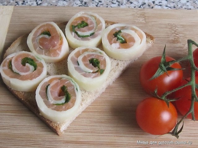 08.05. Рулетики из моццареллы с семгой.JPG