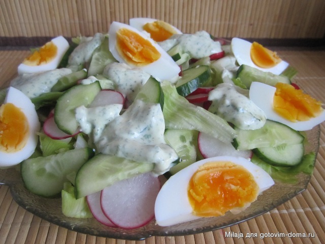 Салат с огурцами, редиской и яйцами.JPG