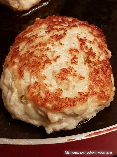 Куриные котлеты с тв и кабачком на сковороде.jpg
