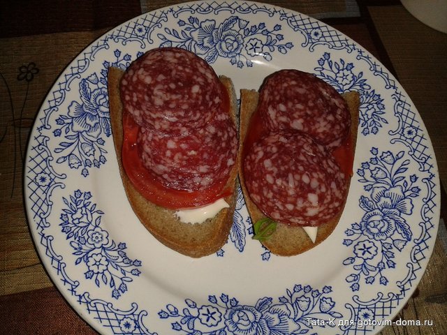 Бутерброды с колбасой, помидорами и зеленью.jpg