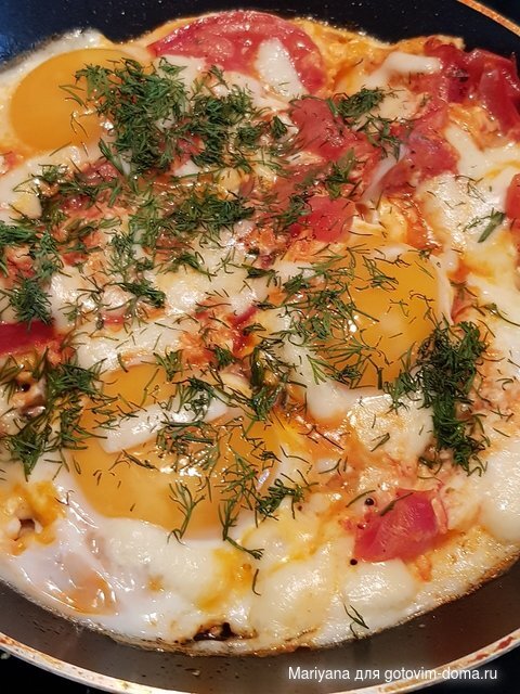Яичница с помидорами и сыром.jpg