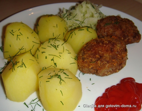 картошка с котлетками и салатик из кольраби с оливковым маслом.JPG