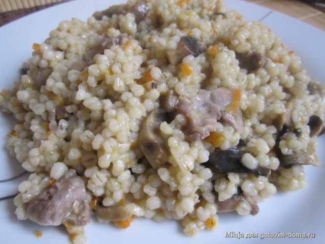 Перловка с грибами и кур. пупками.JPG