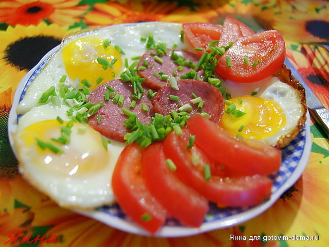 глазунья с колбасой и помидорами.jpg