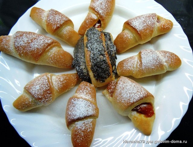 Круассаны с курагой и рулет с маком.JPG