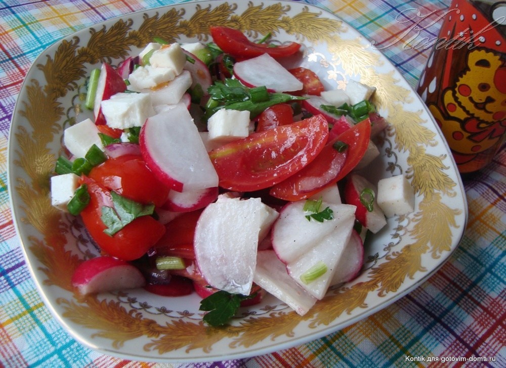 Салат из редиски помидор огурцов. Салат с редисом, помидорами и фетой. Салат из редиса с помидорами. Салат с салатом и редиской и помидорами. Салат с брынзой и помидорами.