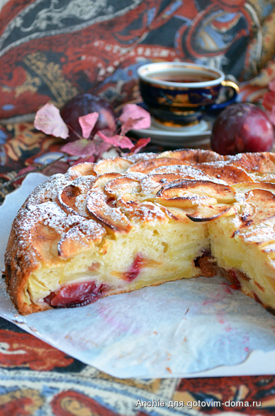 Пирожки с яблоком и сливой