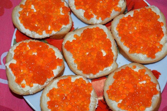 2бутерброды с красной икрой.JPG