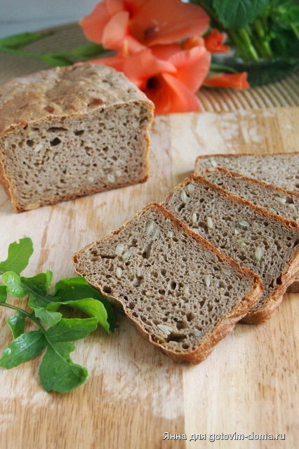 Хлеб со смешанной мукой и семечками на ржаной закваске.jpg