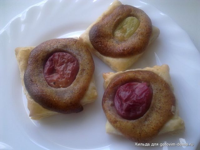 Слойки с миндальным кремом и виноградом.jpg