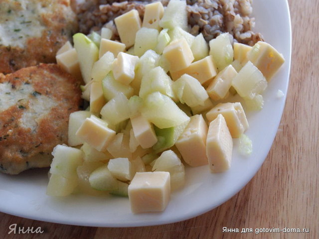 Салат из яблок, сельдерея, ананасов и сыра.jpg