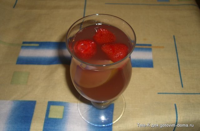 Компот из яблок и клубники2.JPG