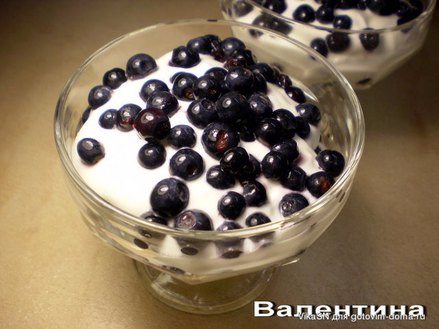 Десерт із збитих вершків і чорниць.jpg