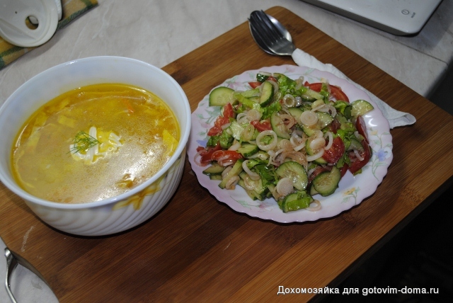 Куриный суп с омлетом и овощной салат (640x428).jpg