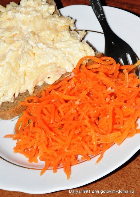 Морковь по-карейски и бутерброд с сыром и чесноком.JPG
