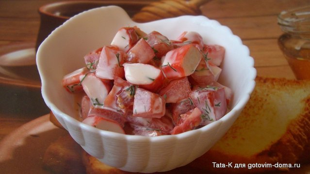 Салат из крабовых палочек и помидоров.JPG