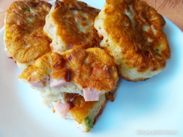 Оладьи с колбасой и сыром