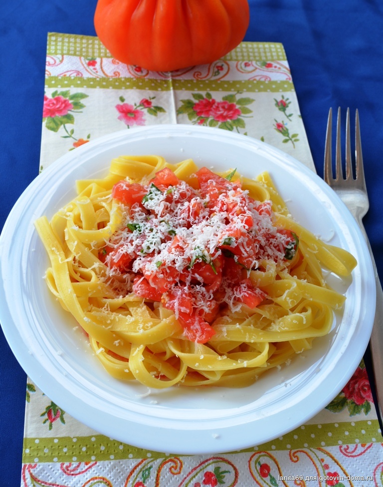 Спагетти с помидорами и сыром в духовке. Макароны с помидорами и сыром. Спагетти с сыром. Паста с помидорами и сыром. Паста с томатами и сыром.