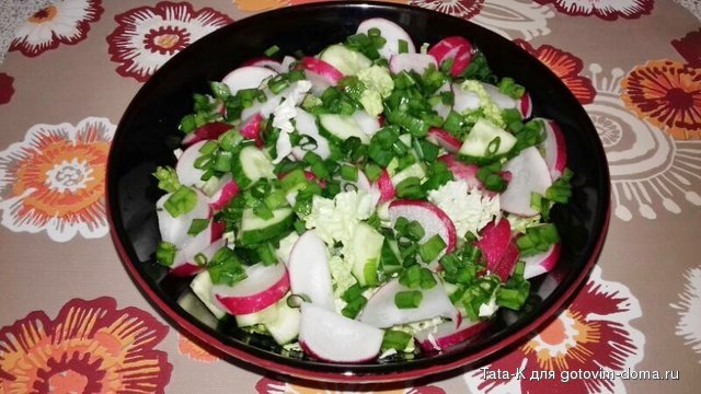Салат из редиса, огурцов, капусты и зеленого лука.jpg