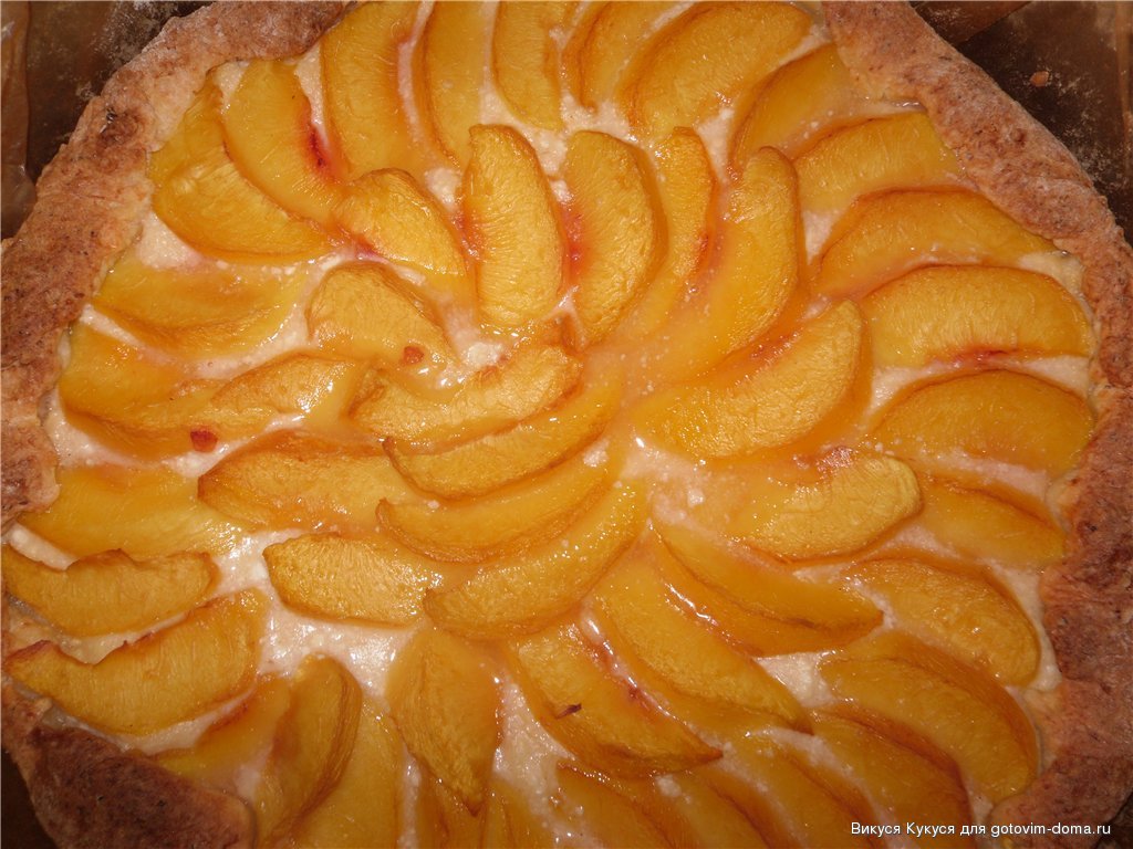 Открытый пирог с персиками