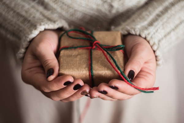 Girl-with-gift-box-in-hand-Image-Final.jpeg