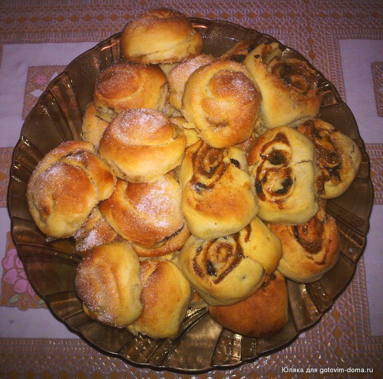 Выпечка булочки с сгущенкой