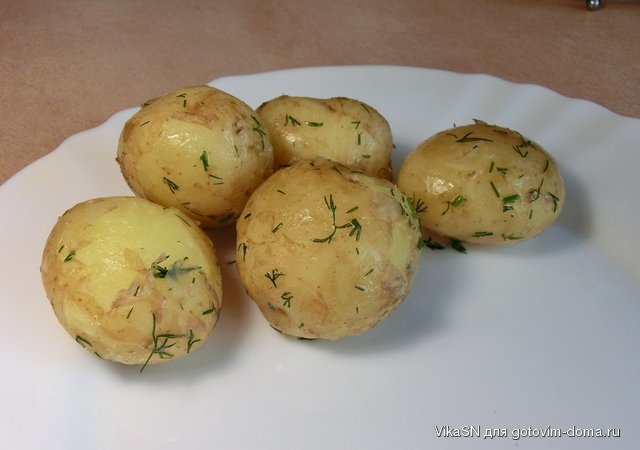 Молода картопля з маслом і зеленню.jpg