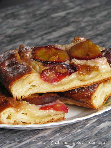 Марципановый пирог со сливами
