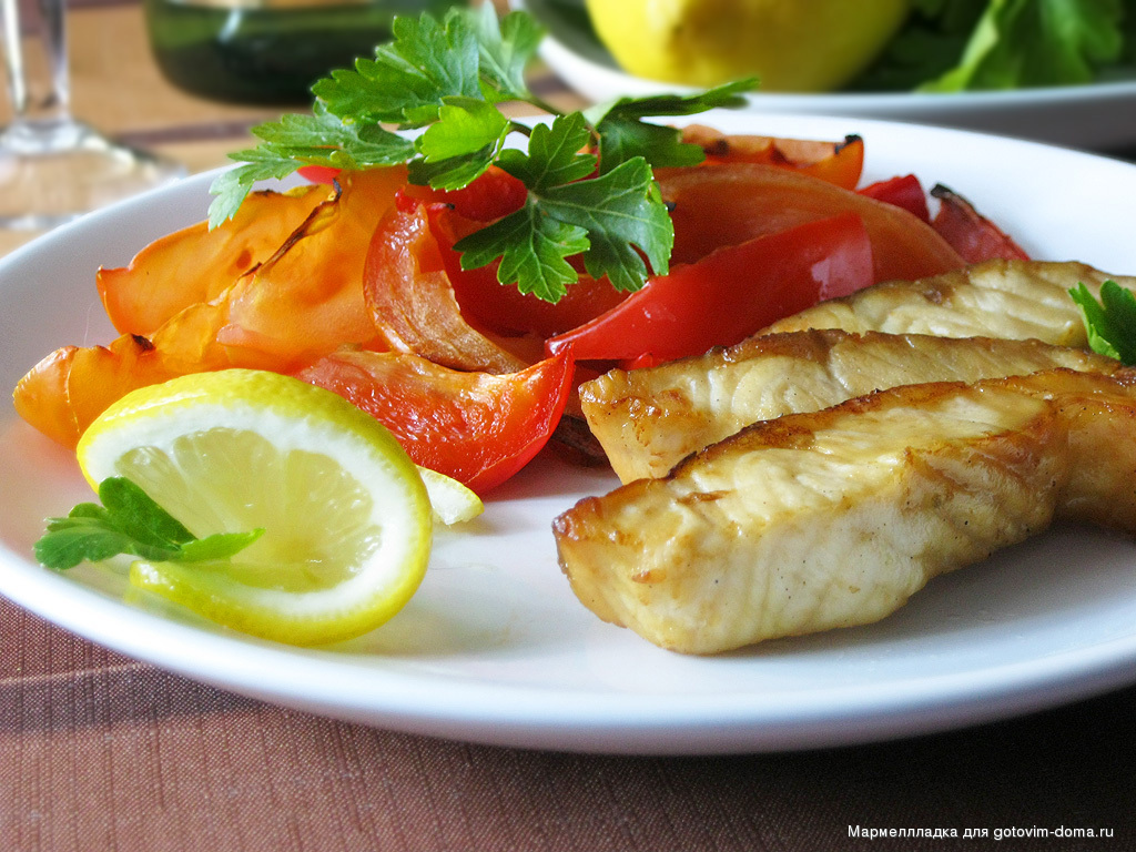 Минтай с томатами на сковороде. Рыба минтай тушеная. Минтай с овощами. Рыба тушеная с овощами. Блюда из минтая с овощами.