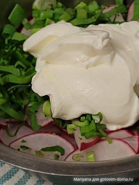 Салат с редисом и зеленым луком.jpg
