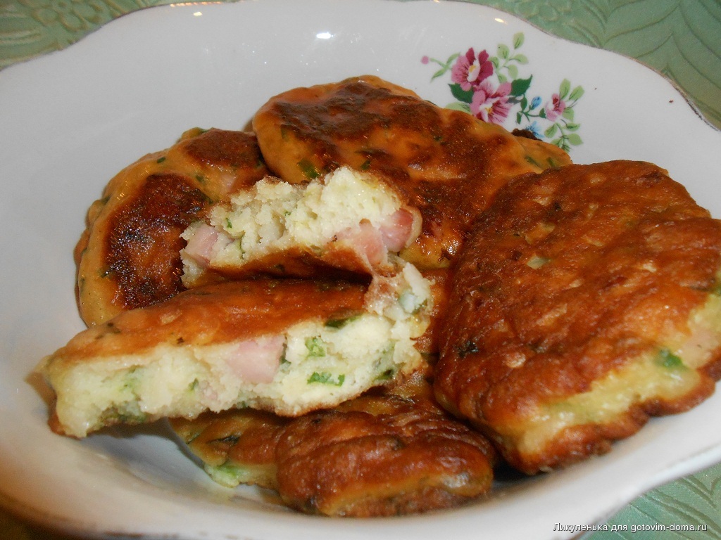 Оладьи с колбасой и сыром