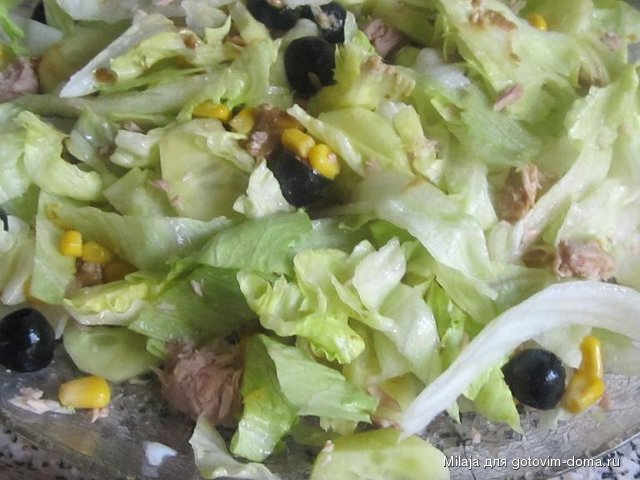 23.09. Салат с тунцом, кукурузой, огурцом и оливками.JPG