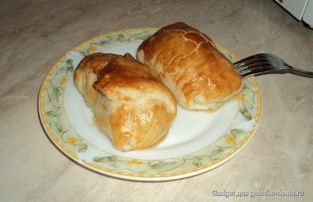 рулетики из куриного филе в слоеном тесте.JPG