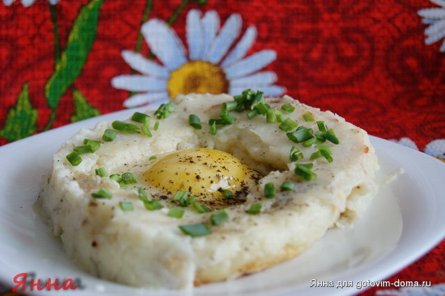 яичница в картофельном пюре.JPG