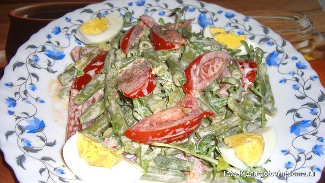 Салат с рукколой, стручковой фасолью, помидорами и яйцами.jpg