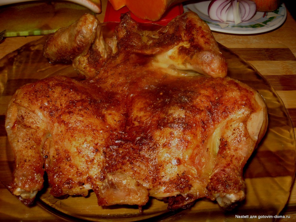 Куры табака в духовке рецепт. Цыпленок табака. Курица под прессом на сковороде. Курица в сковороде в духовке. Цыпленок табака под прессом.