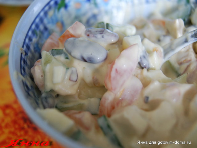 салат из помидор,огурца,копченой курицы и фасоли.jpg