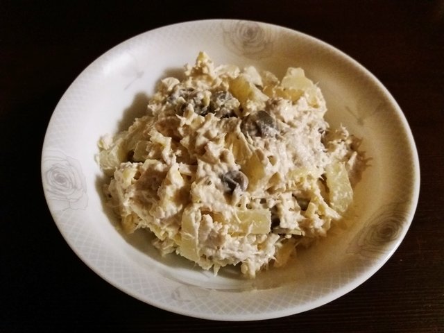 Салат с курицей, ананасом, сыром и грибами.jpg