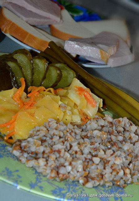 Гречка с маринованными огурчиками, капусткой, черемшой и закусь  на заднем... )).JPG