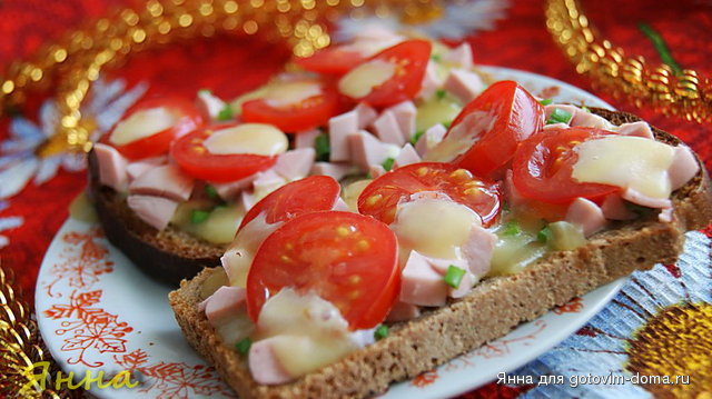 бутерброды с колбасой,сыром и помидорами.jpg