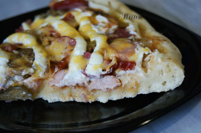 Пицца с творожным сыром, сосисками, колюасой,лукои и пикулями по-американски1.jpg