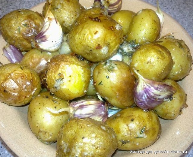 Картофель, запеченный в духовке с чесноком и травами.jpg