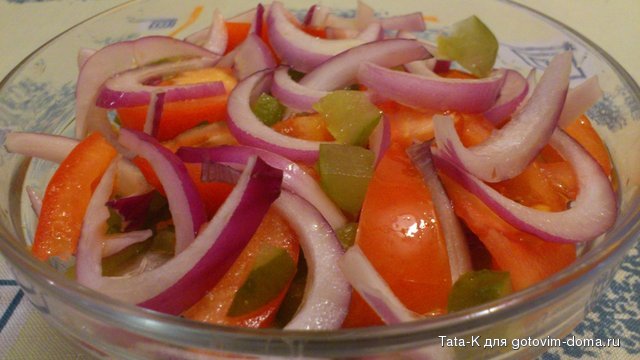 Салат из помидоров, соленых огурцов и лука.jpg