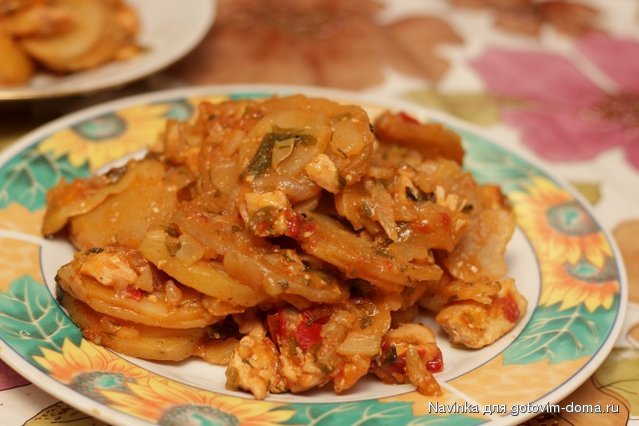 картошка с курицей и аджикой тушеные.JPG