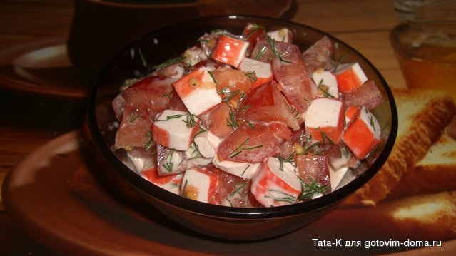 Салат из крабовых палочек и помидоров.JPG