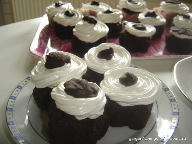 Cupcakes mit Zefirhaube (2).JPG